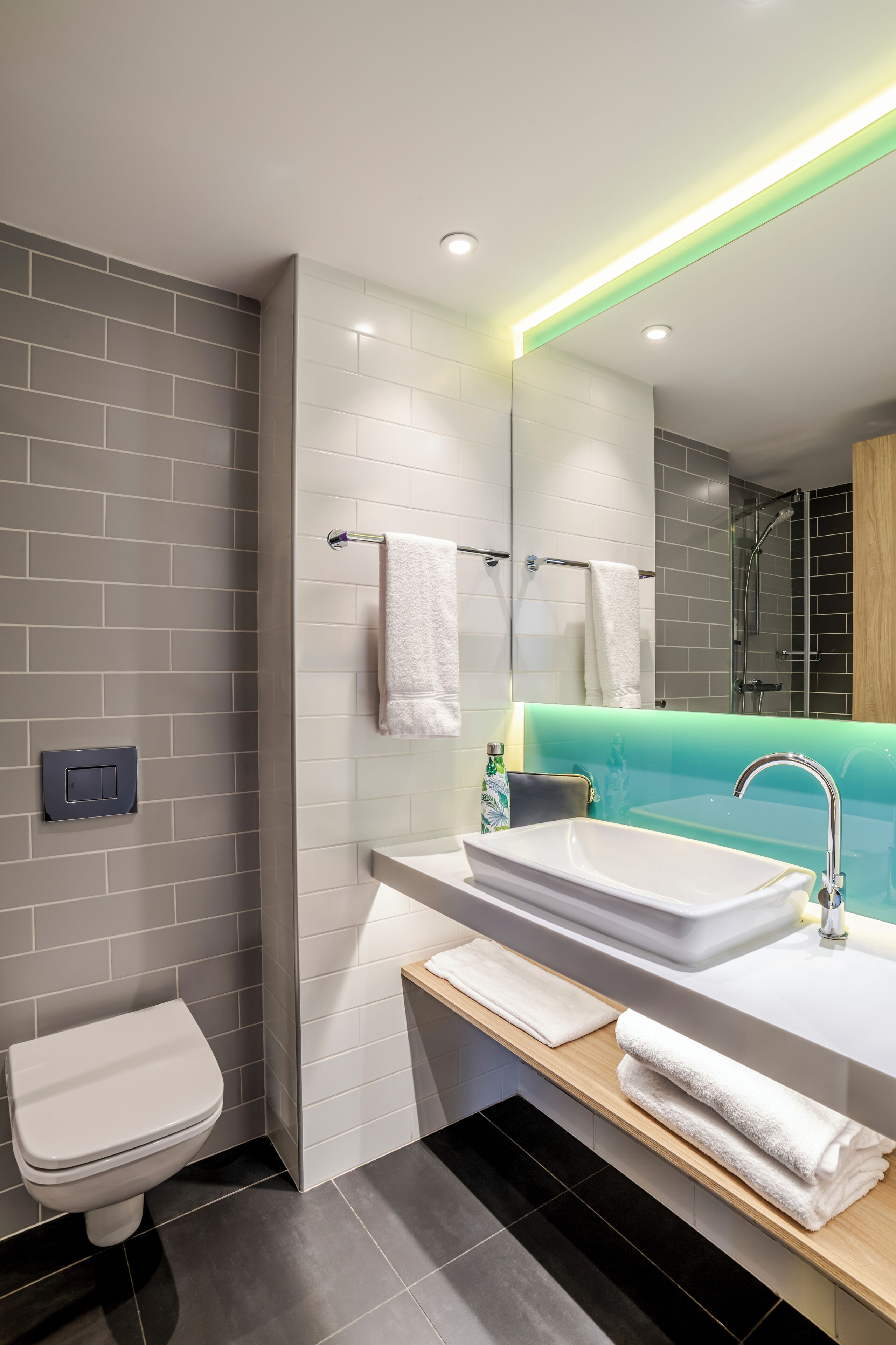 샤워 시설, 레인폴 샤워기, 무료 세면용품, 헤어드라이어