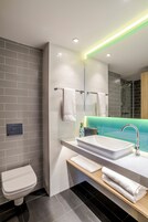 Shower, rainfall showerhead, free toiletries, hair dryer