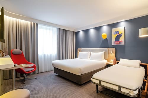 Zimmer, 1 Doppelbett und Schlafsofa, barrierefrei | Zimmersafe, individuell dekoriert, individuell eingerichtet