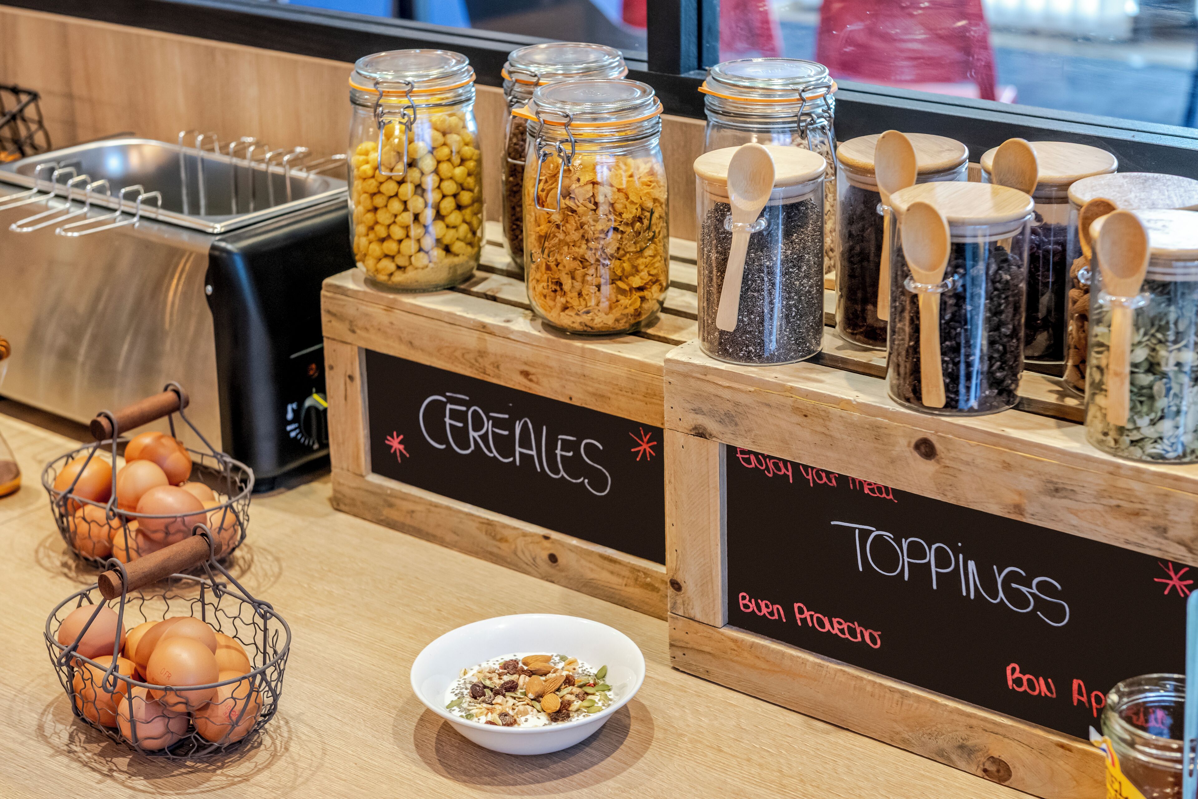 Un buffet pour le petit-déjeuner avec des céréales et diverses garnitures.