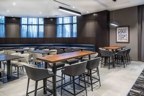Free daily buffet breakfast  - Staybridge Suites Boston - Quincy by IHG (Quincy)