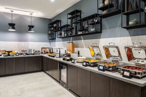 Free daily buffet breakfast - Staybridge Suites Boston - Quincy by IHG (Quincy)