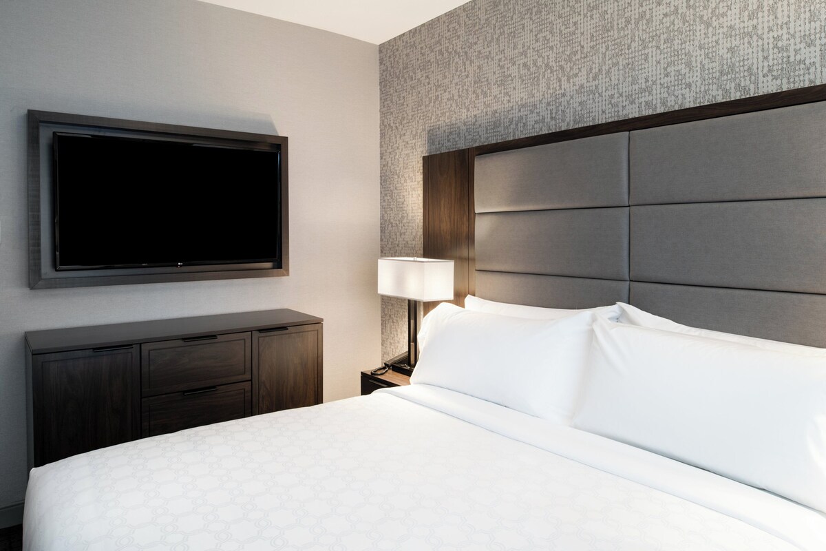 Egyptian cotton sheets, premium bedding, pillowtop beds, in-room safe