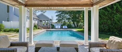 Utendørsbasseng og et oppvarmet basseng