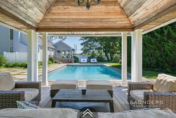 Una piscina al aire libre, una piscina climatizada