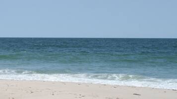Una playa cerca, toallas de playa