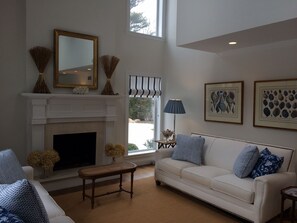 Smart-TV, Kamin, Bücher, Stereoanlage