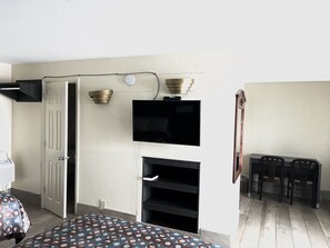 Fridge, microwave, coffee/tea maker - Budget Inn - Ft Myers (Fort Myers)