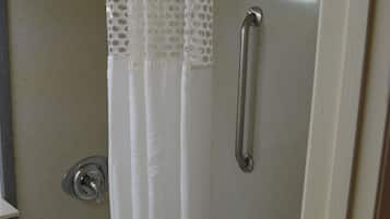 Kombinasi shower/bathtub, handuk, sabun, dan sampo