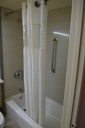 Combined shower/tub, towels, soap, shampoo - Budget Inn - Ft Myers (Fort Myers)