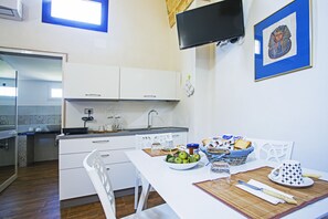 Exclusive-Studio | Eigene Küche | Kühlschrank, Herdplatte, Kochgeschirr/Geschirr/Besteck