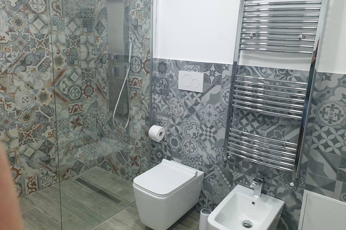 Doppelzimmer | Badezimmer | Dusche, Handtücher