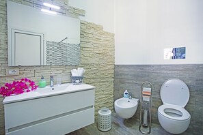 Basic-Studio | Badezimmer | Dusche, Handtücher