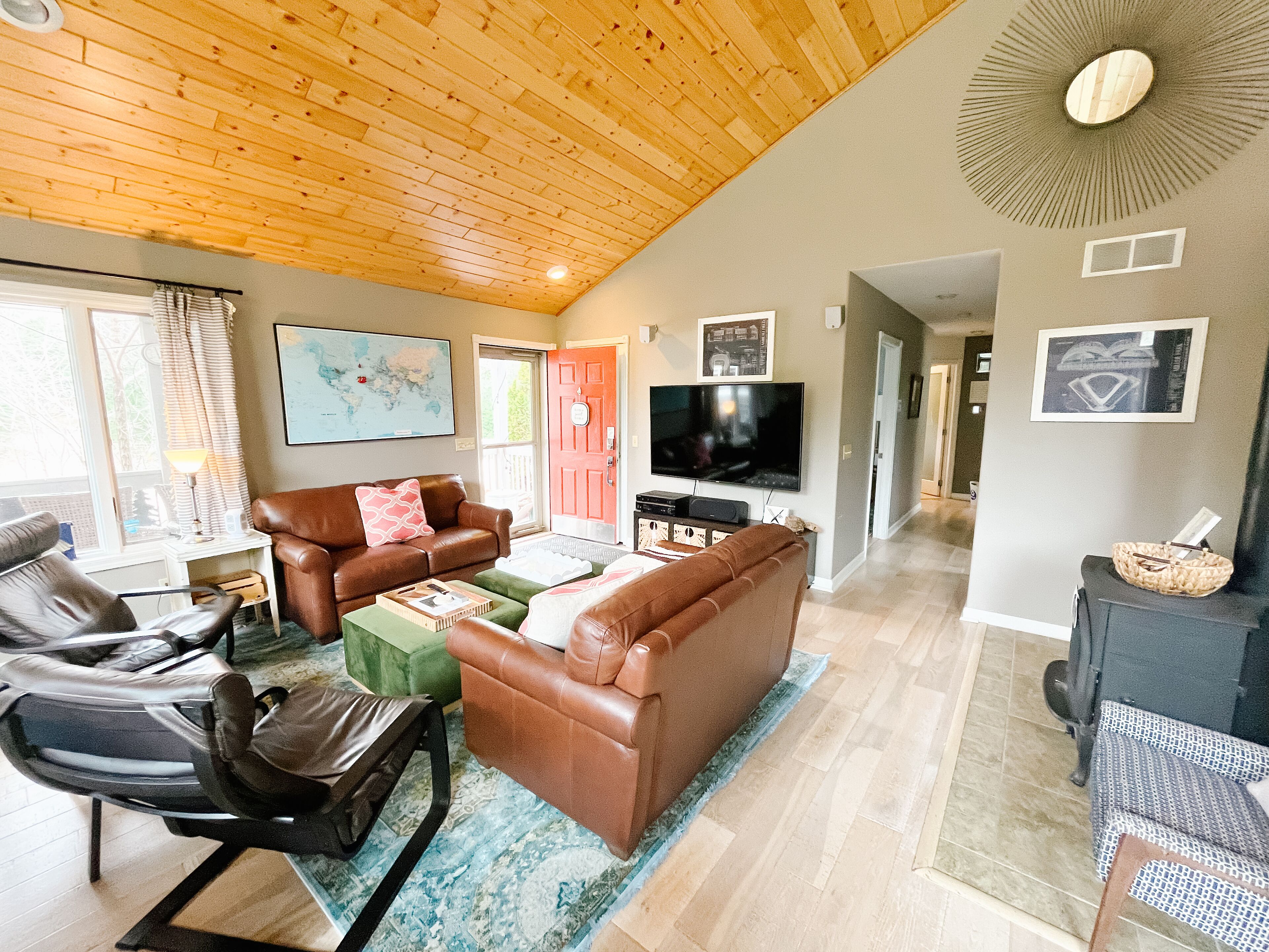 Smart-TV, DVD-spiller, fotballspill og bordtennis