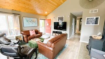 Smart-TV, DVD-spiller, fotballspill og bordtennis