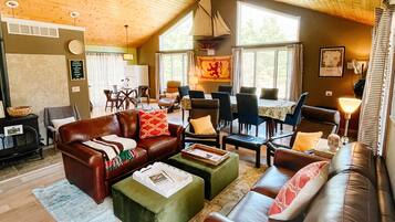 Smart-TV, DVD-spiller, fotballspill og bordtennis