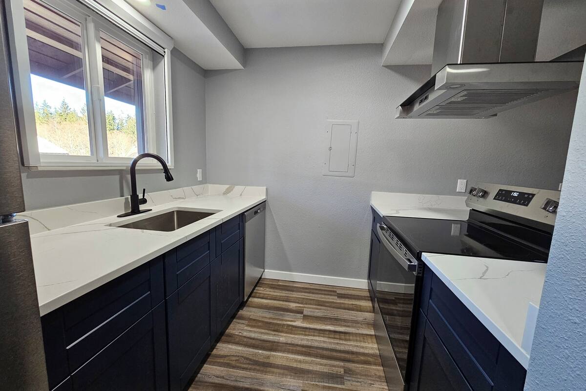 full-sized fridge, microwave, dishwasher, coffee/tea maker