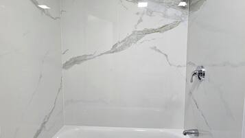 Ensemble douche/baignoire, articles de toilette gratuits, sĂšche-cheveux