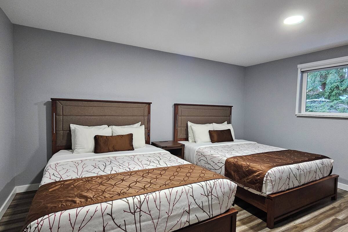 premium suite, 2 bedrooms, non smoking, kitchen | premium bedding, memory-foam beds, desk, laptop workspace