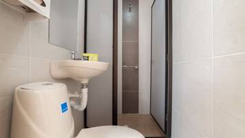 Shower, rainfall showerhead, towels