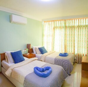 Habitación Confort con 2 camas individuales, vista a la ciudad | Minibar, caja de seguridad en la habitación y escritorio 