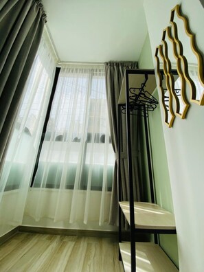 Habitación individual Confort, vista a la ciudad | Área de sala de estar | Televisión de pantalla plana de 32 pulgadas con canales vía satélite 