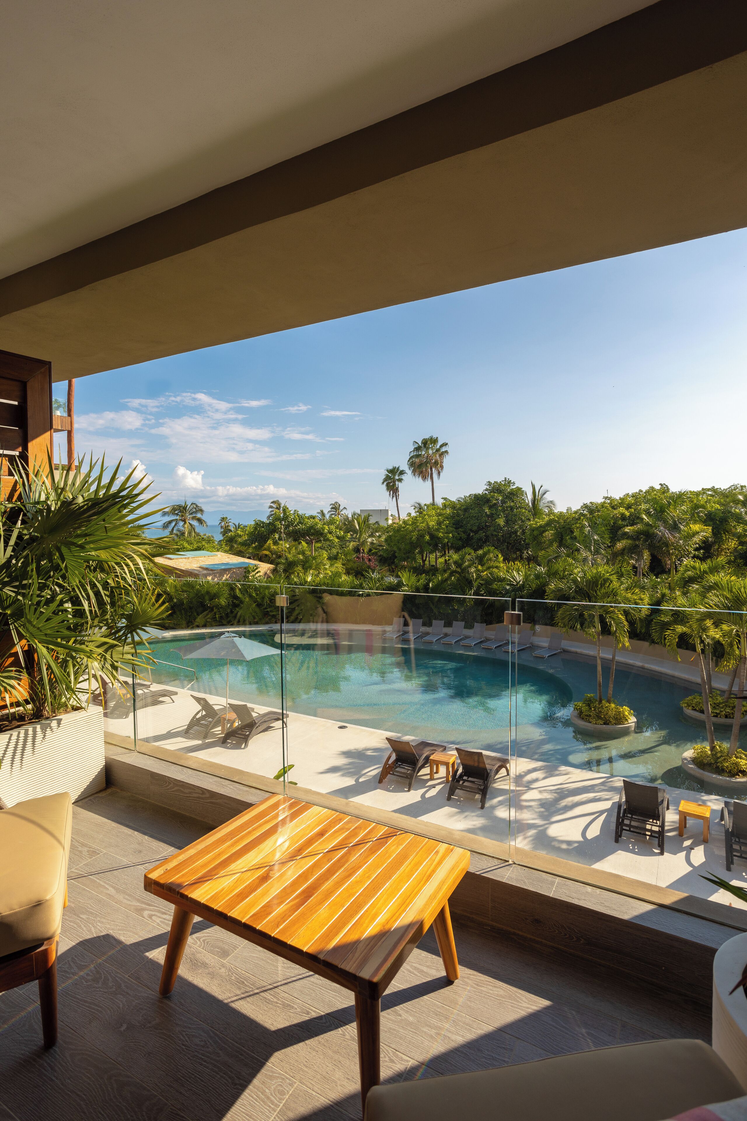 Minibar, värdeförvaringsskåp på rummet och skrivbord