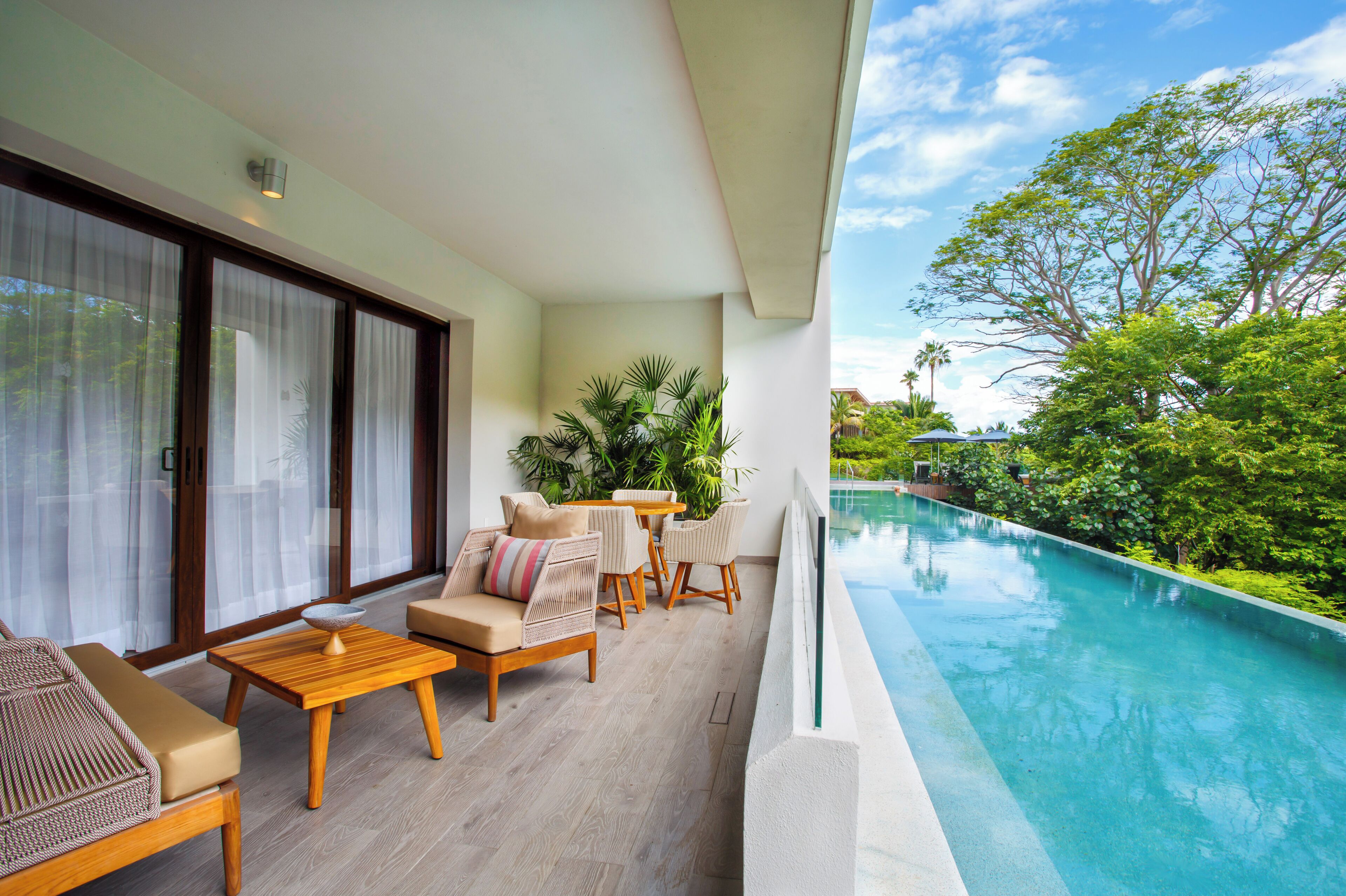 ミニバー、セーフティボックス (室内)、客室ごとに異なる装飾、デスク