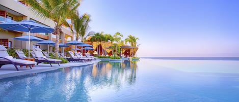 5 piscinas al aire libre, camas de piscina con cargo, sombrillas