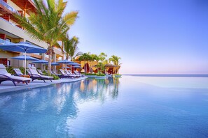 5 piscinas al aire libre, cabañas de piscina (de pago), sombrillas