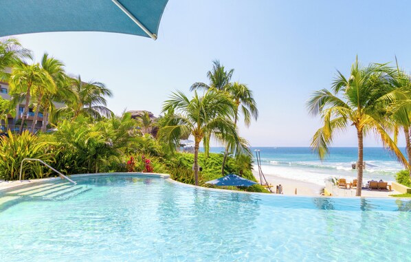 5 piscines extérieures, cabanas (supplément), parasols