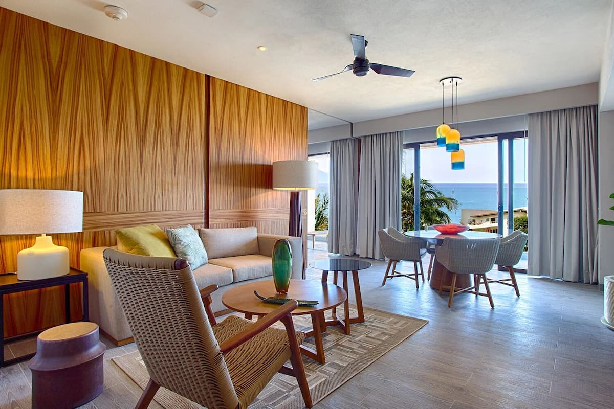 Suite, 1 kingsize bed, uitzicht op oceaan | 1 slaapkamer, een minibar, een kluis op de kamer, een bureau