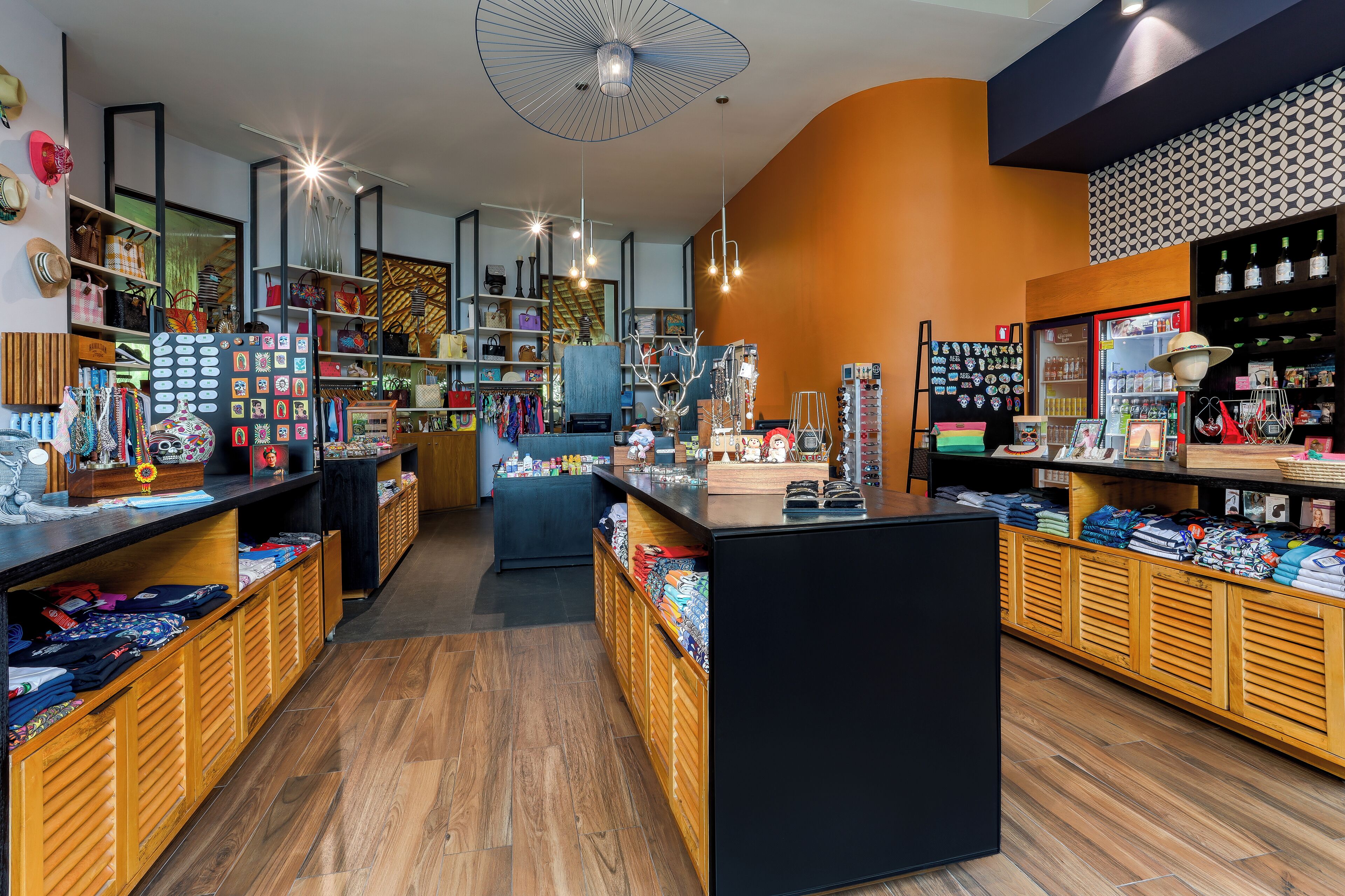 Una tienda moderna con mostradores de madera, un mostrador central y varios artículos en estanterías.
