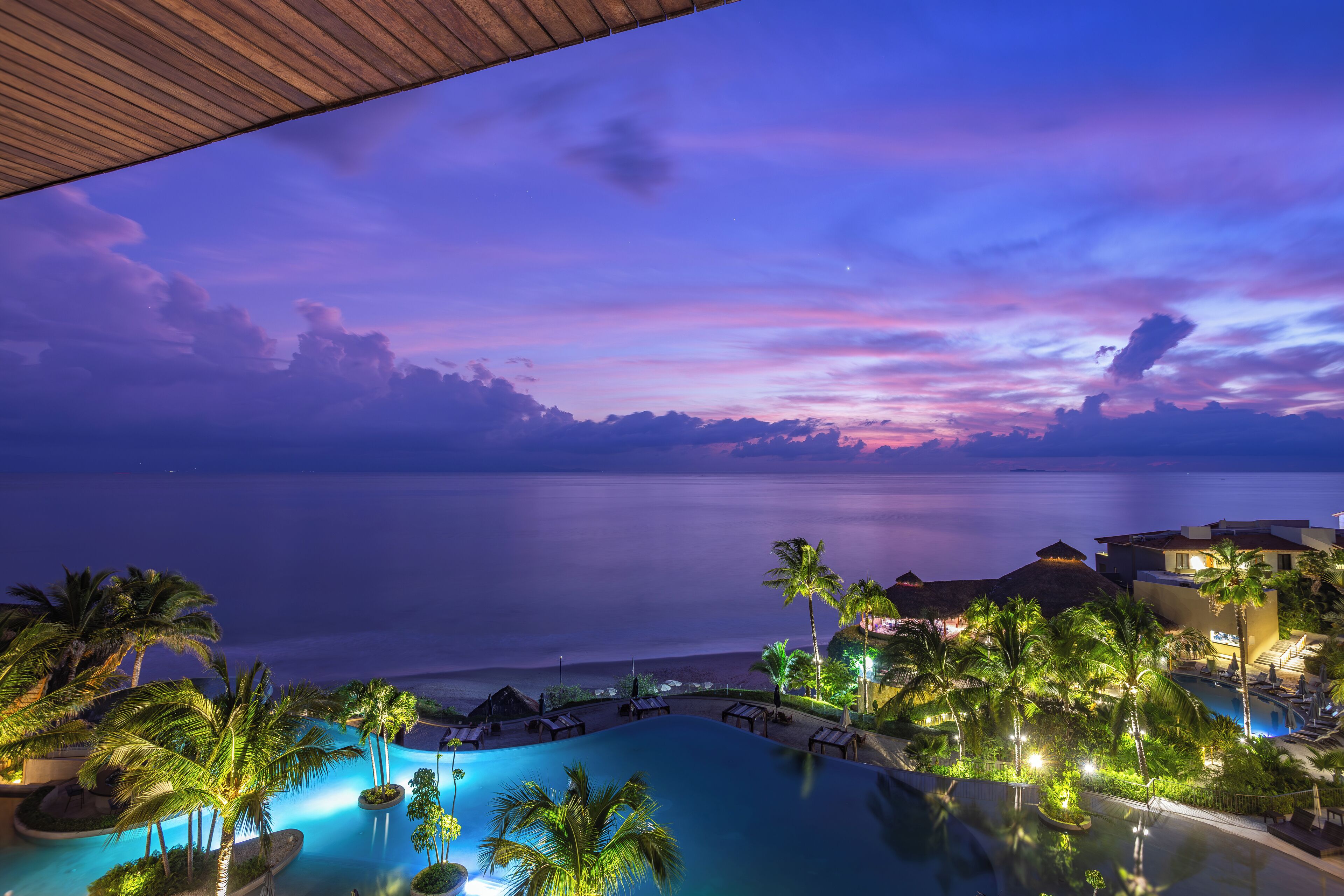 Minibar, caja de seguridad en la habitación y escritorio 