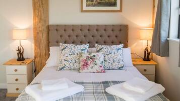 Cabin | 1 bedroom, individually decorated, individually furnished