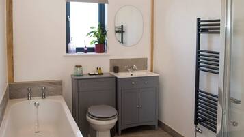 Cabin | Bathroom | Separate bathtub and shower, deep-soaking bathtub, free toiletries