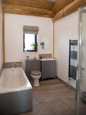 Cabin | Bathroom | Separate tub and shower, deep soaking tub, free toiletries, hair dryer
