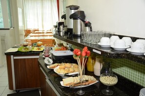 Café da manhã com buffet grátis todos os dias