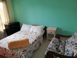 Ein Schlafzimmer mit zwei Betten, einem Nachttisch und einer Kommode.