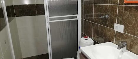 Chambre Double, 1 chambre, non-fumeurs | Salle de bain | Douche, douche à « effet pluie », articles de toilette de luxe
