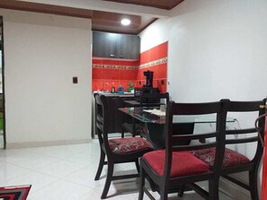 Standard-Apartment, 2 Schlafzimmer, Stadtblick | Essbereich im Zimmer