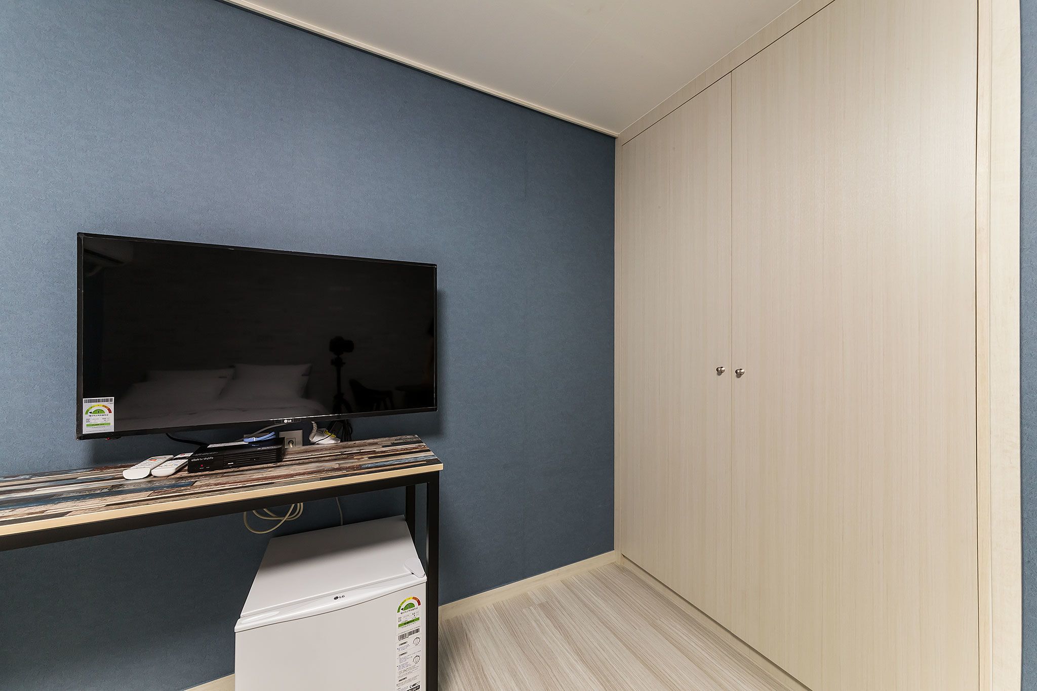 standard double room | television