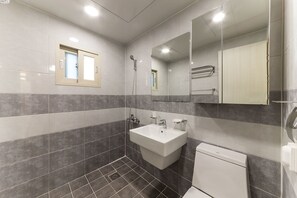 Shower, free toiletries, hair dryer, bathrobes - It's W (Suwon)