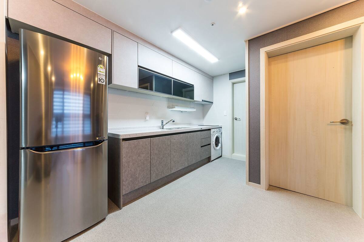 family room, 2 bedrooms | private kitchen | fridge, microwave, stovetop