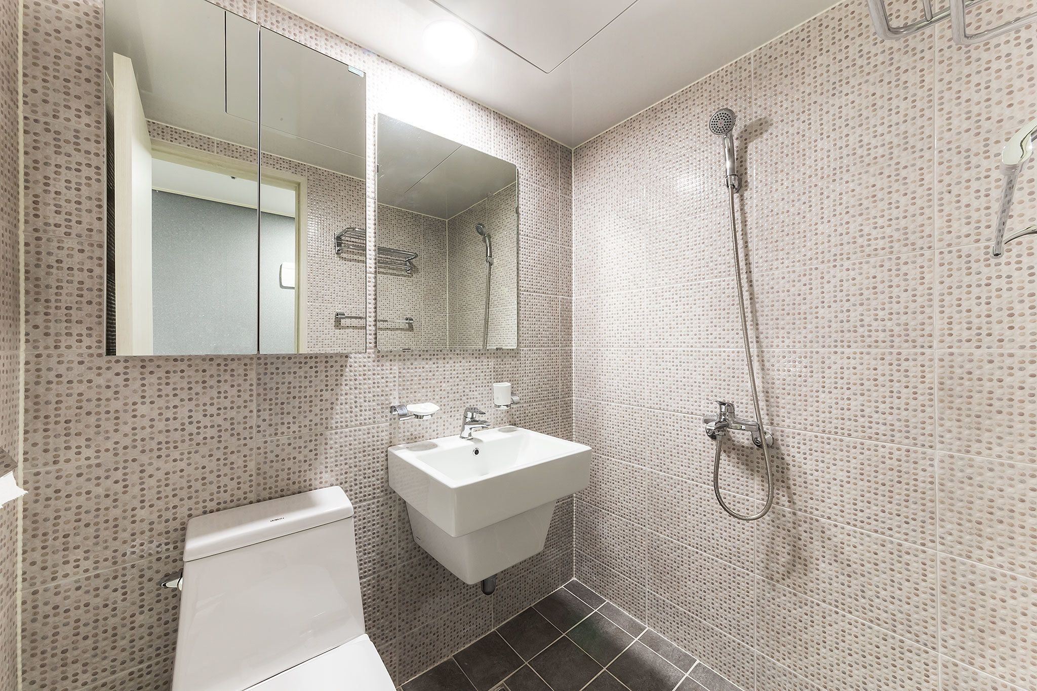 standard double room | bathroom | shower, free toiletries, hair dryer, bathrobes