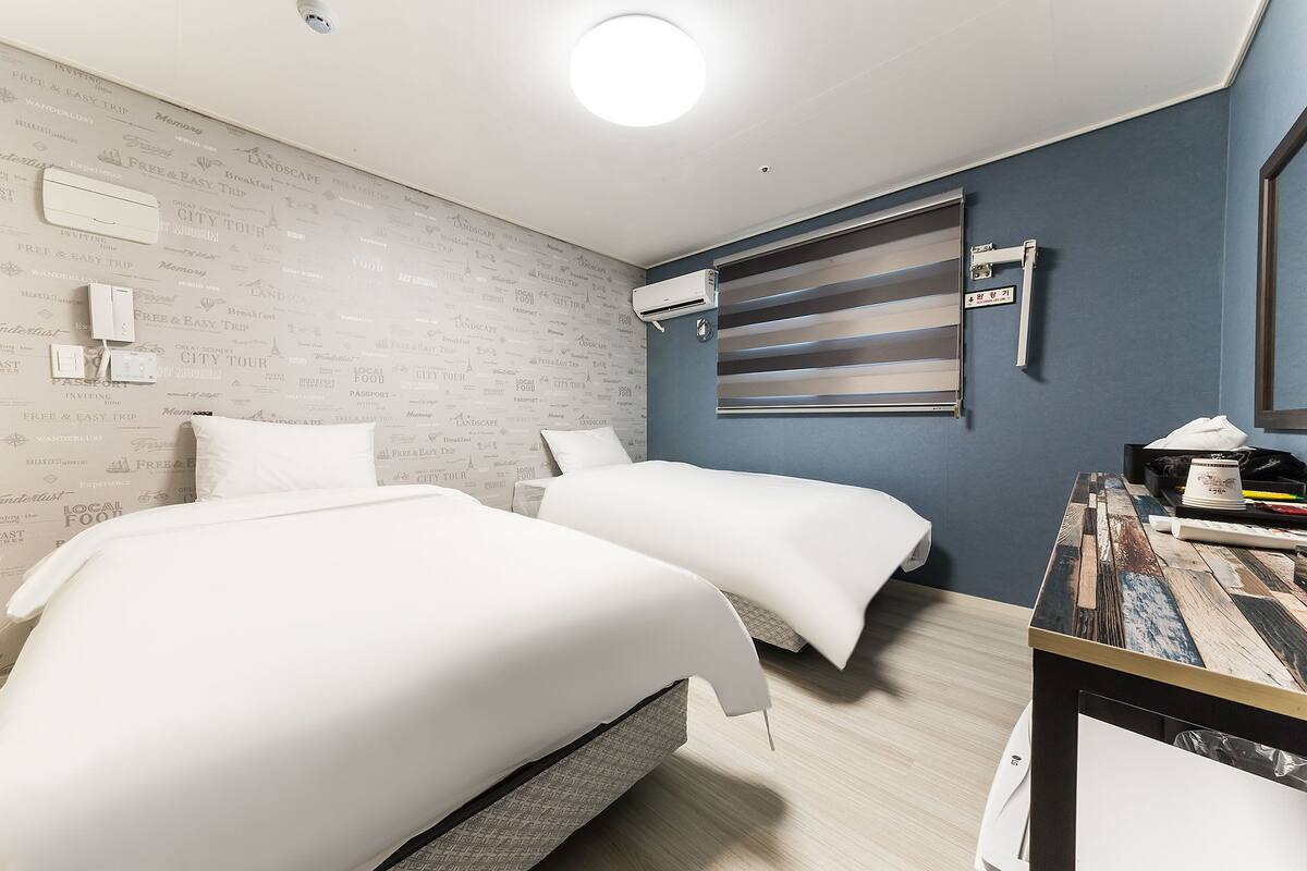 Cubrecamas, sistema de insonorización, wifi gratis y ropa de cama 