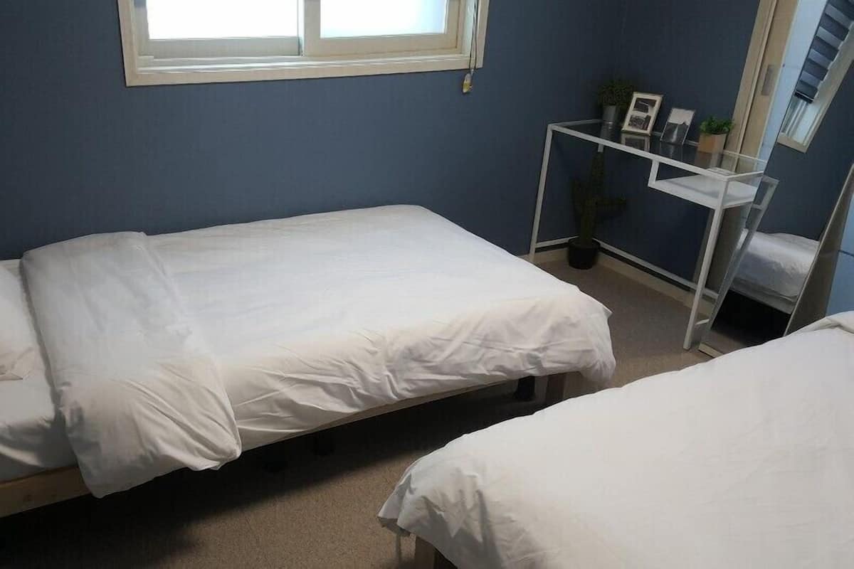 Camera familiare, 2 camere da letto | Copriletto in piuma, insonorizzazione, Wi-Fi gratuito, lenzuola