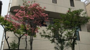 Un edificio de varios pisos con fachada de azulejos y balcones.