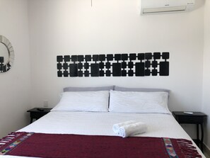 3 chambres, bureau, rideaux occultants, fer et planche à repasser