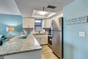 Jääkaappi, mikroaaltouuni, uuni, liesi